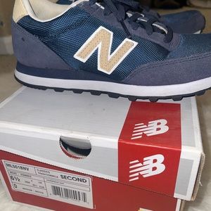 New Balance Classics Traditional Mens 6.5| Women’s 8